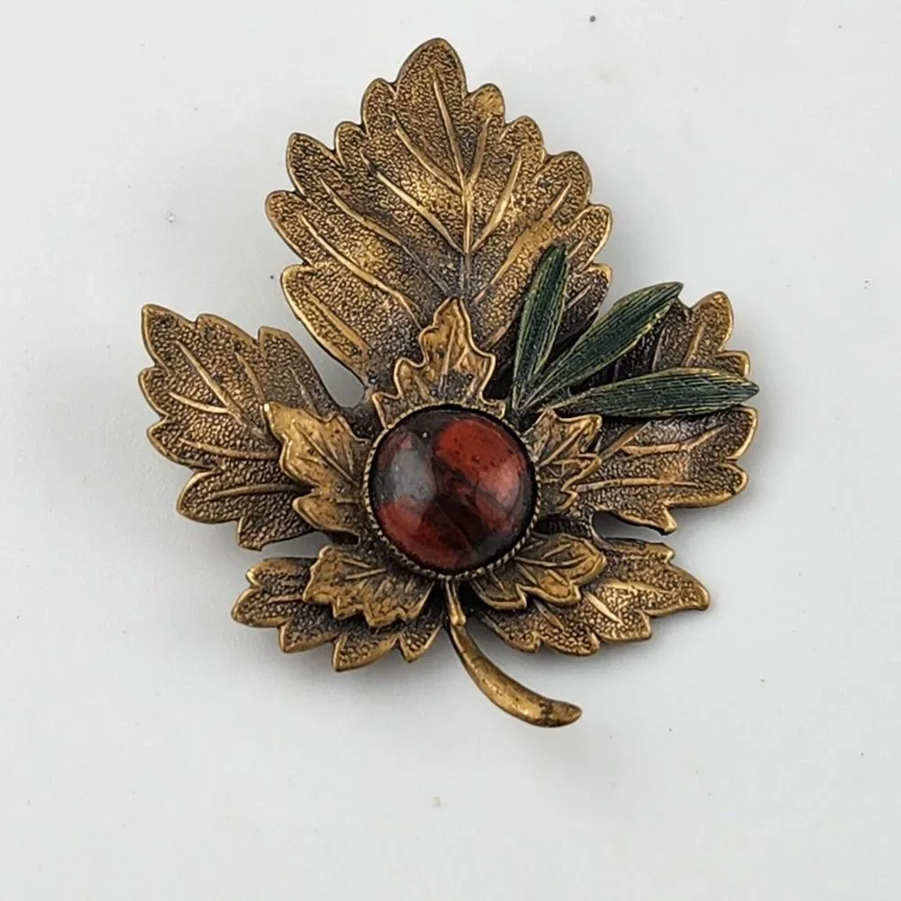 Vintage Maple‎ Leaf Brooch Pin With Stone Accent